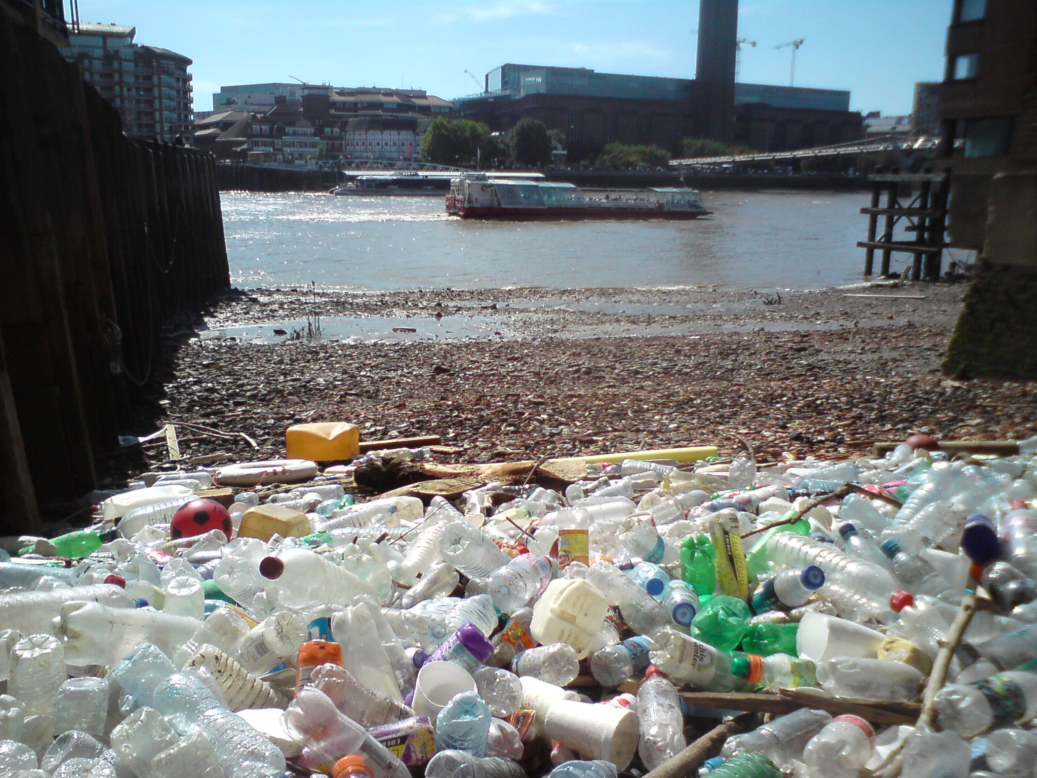 LONDON CITIZEN SCIENTISTS DESCEND ON THAMES FOR LARGEST EVER CLEAN UP OF PLASTIC BOTTLES